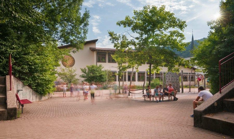 Schlossbergschule mit spielenden Kindern davor