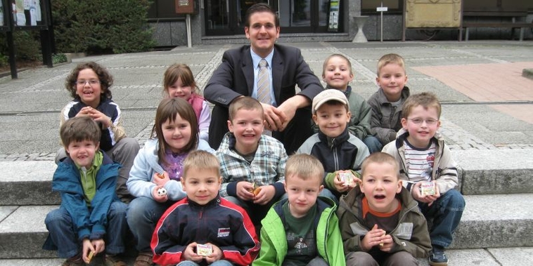 Bürgermeister Stefan Hattenbach mit Kindern